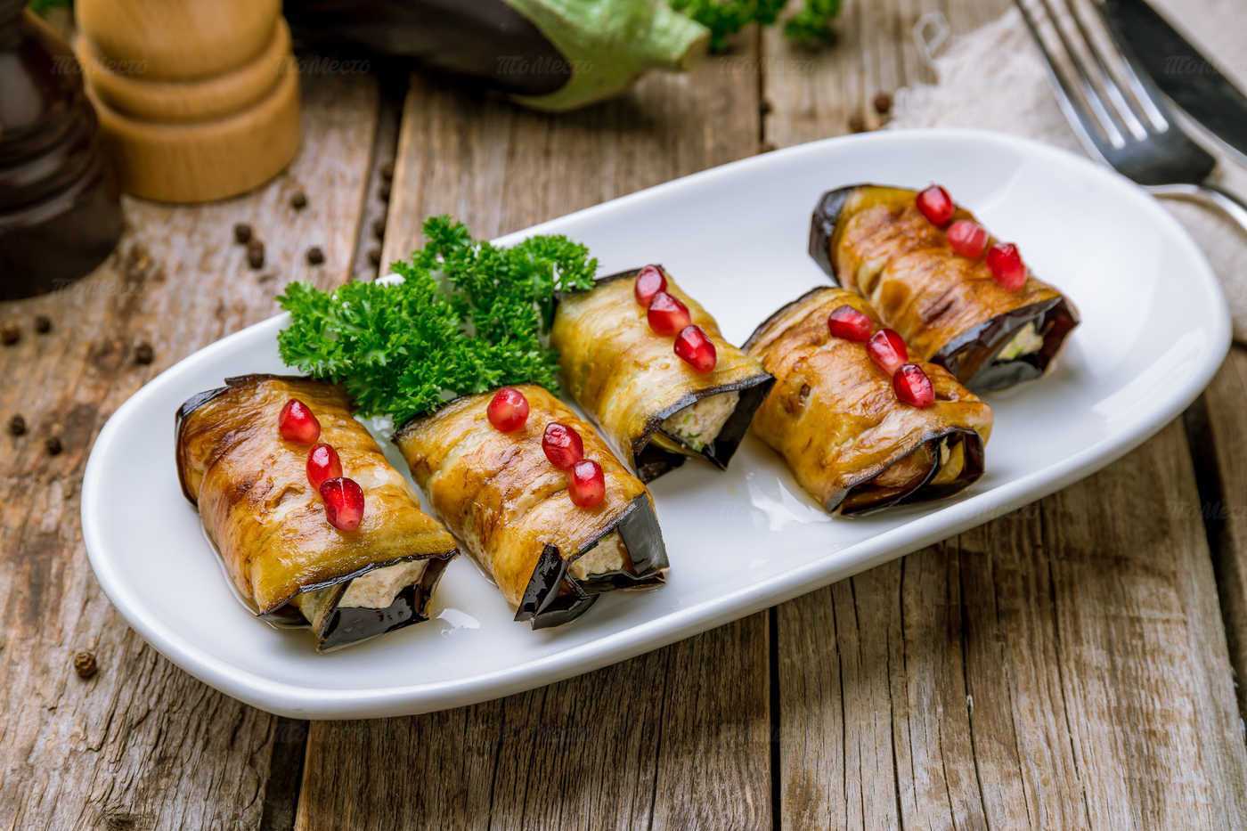 Рулетики из баклажанов с сыром и чесноком: 12 рецептов с фото