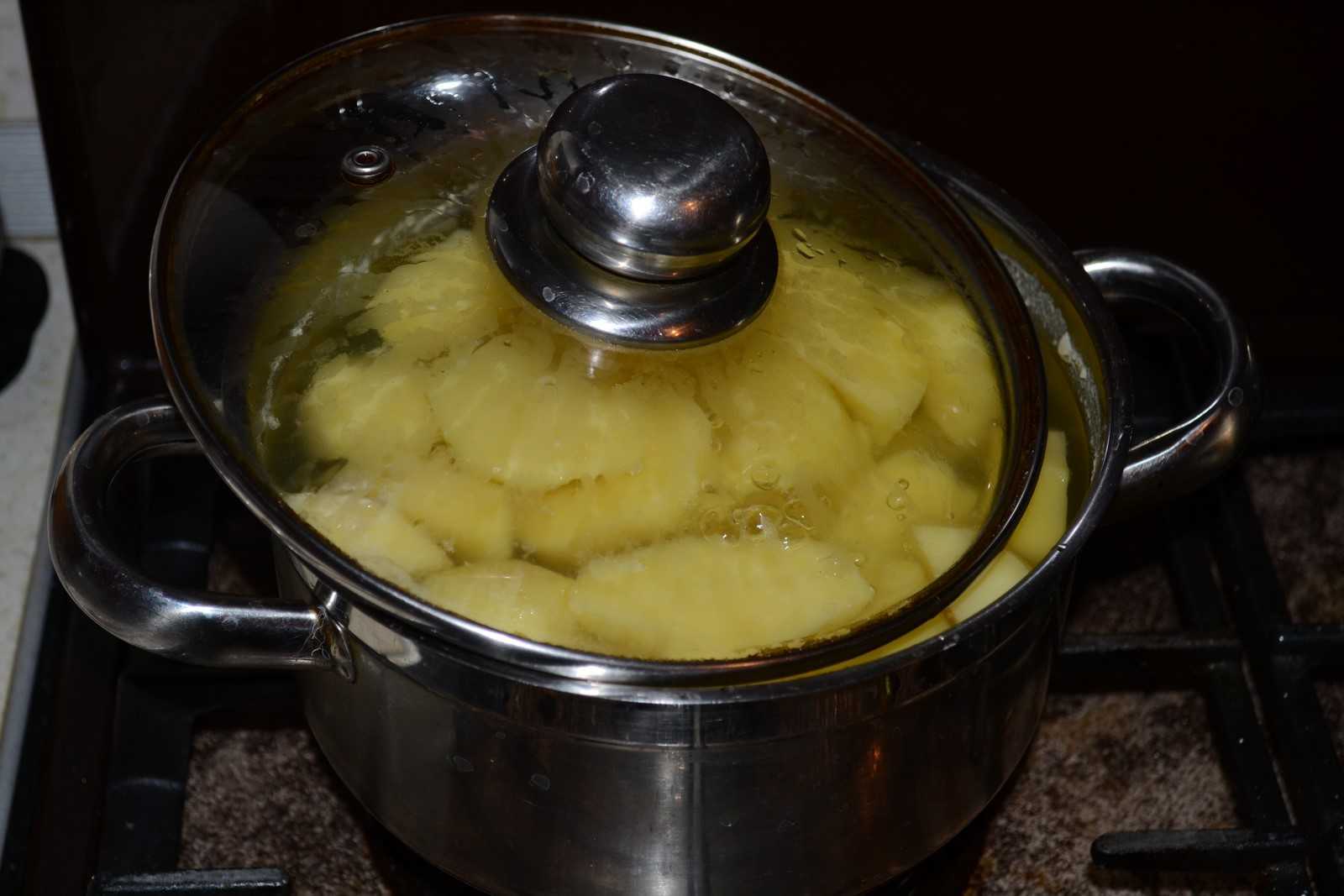 Картошку варят в кипящей. Пюре в кастрюле. Картошка в кастрюле. Вареная картошка в кастрюле. Картошка пюре в кастрюле.