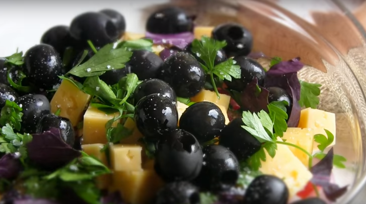 Салаты с оливками рецепты простые. Салат с оливками. Салат с оливками и маслинами. Салат маслины сыр. Салат из маслин и сыра.