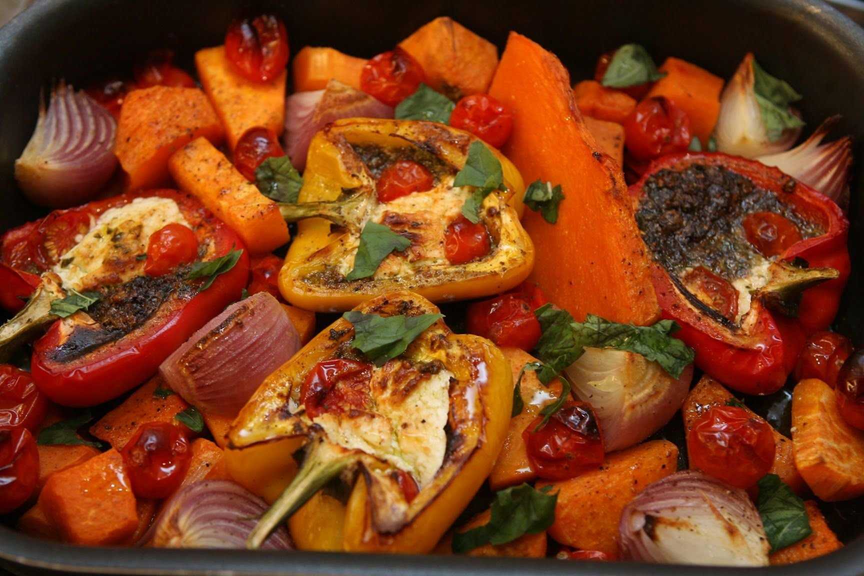 Вкусные овощи в духовке в фольге. Печеные овощи. Овощи в духовке. Печёные овощи в духовке. Овощи крупными кусками.