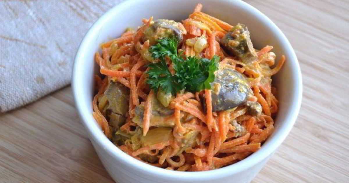 Салат из печени с маринованным луком - пикантный и неповторимый салат Очень многие брезгуют субпродуктами и стороной обходят все блюда с их присутствием Но мы то с вами знаем, какой оригинальный и потрясающий вкус имеет печень Конечно же, главное ее приго