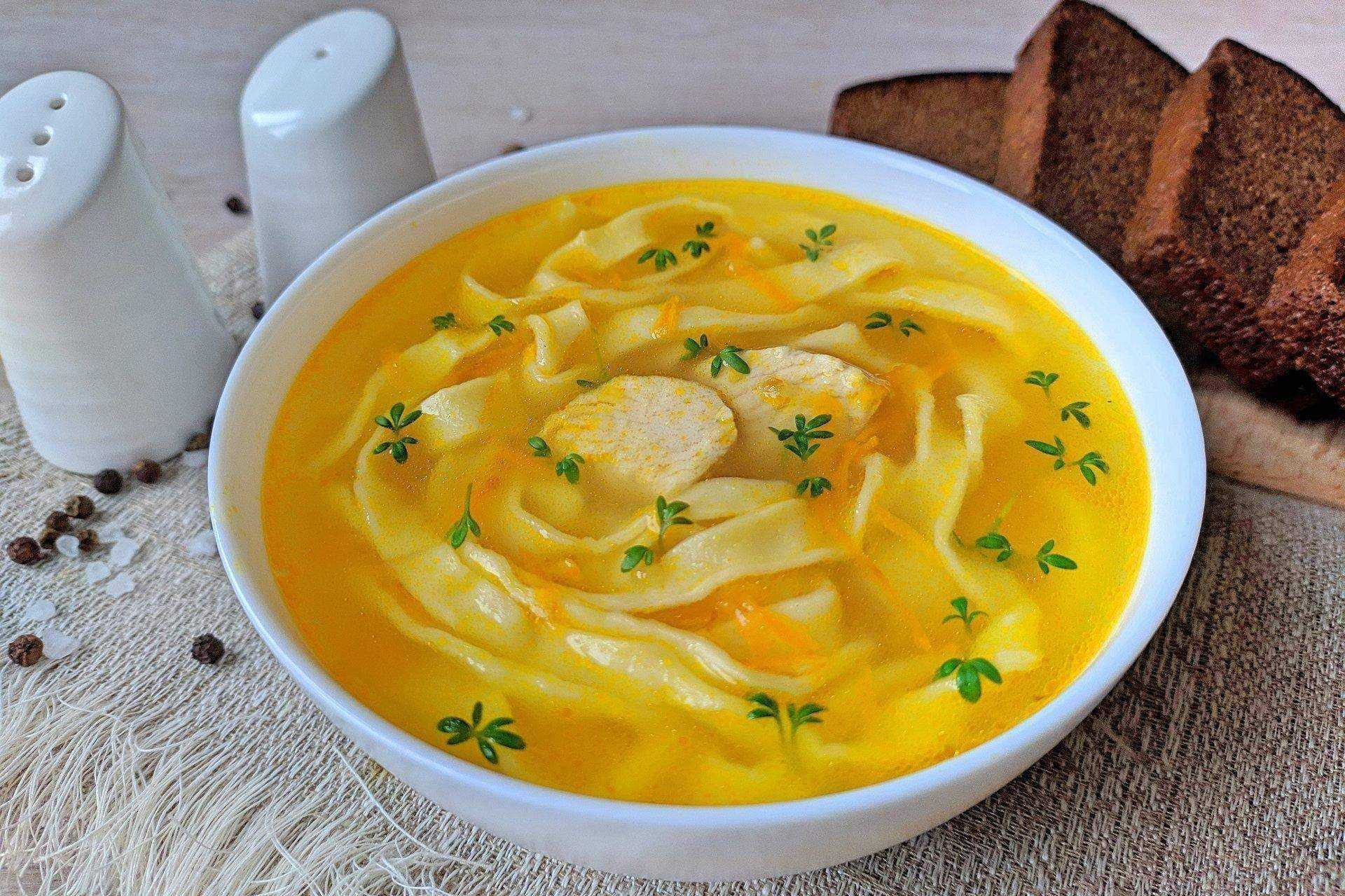 Домашняя лапша рецепт с соусом. Суп лапша домашняя. Суп с фрикадельками и лапшой. Суп с фрикадельками и домашней лапшой. Сырный суп с лапшой и фрикадельками.