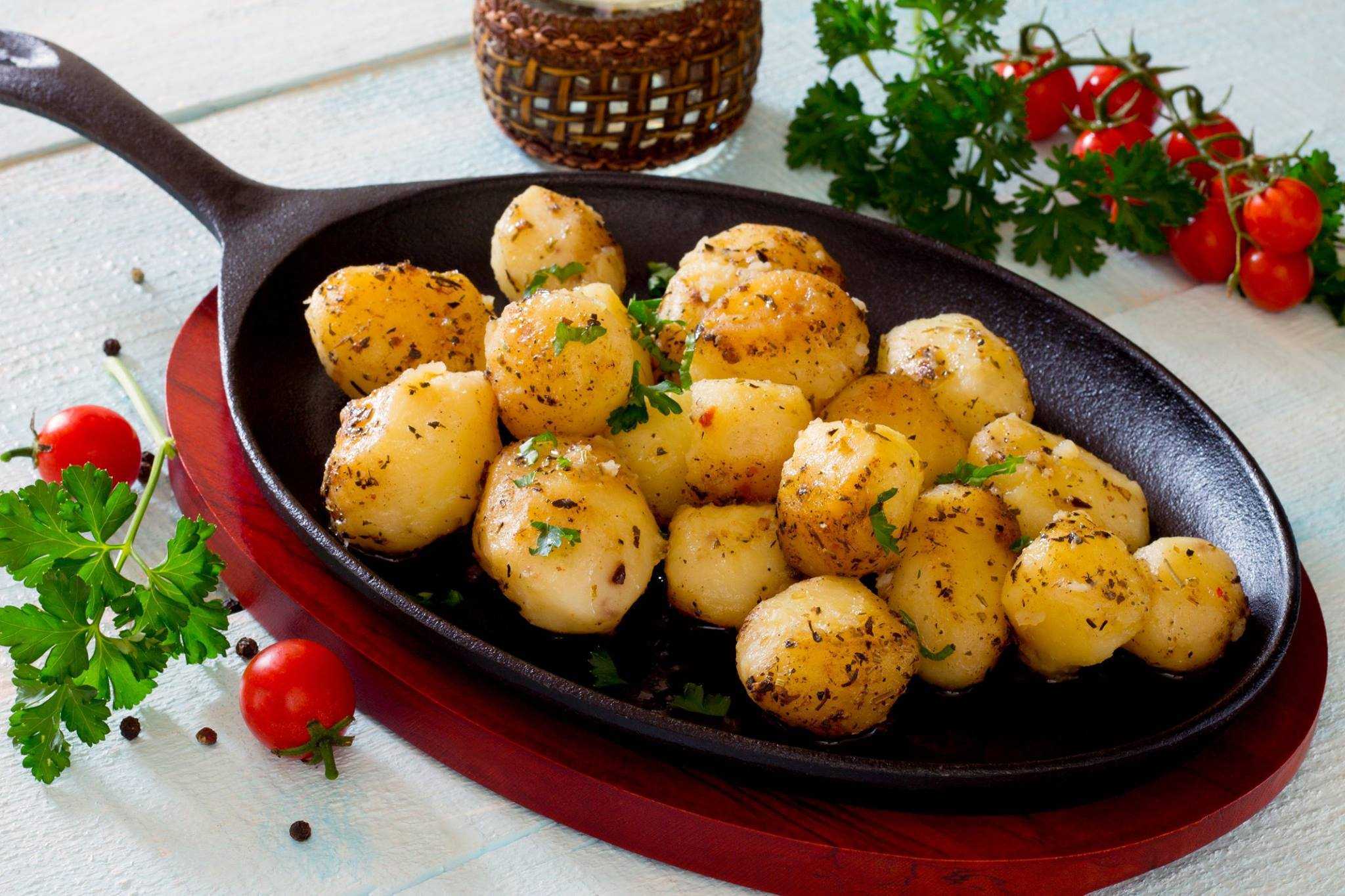 Картошка с помидорами и чесноком. Картофель Дофин. Картофель с чесноком. Картошка с чесноком на сковороде. Круглая картошка.