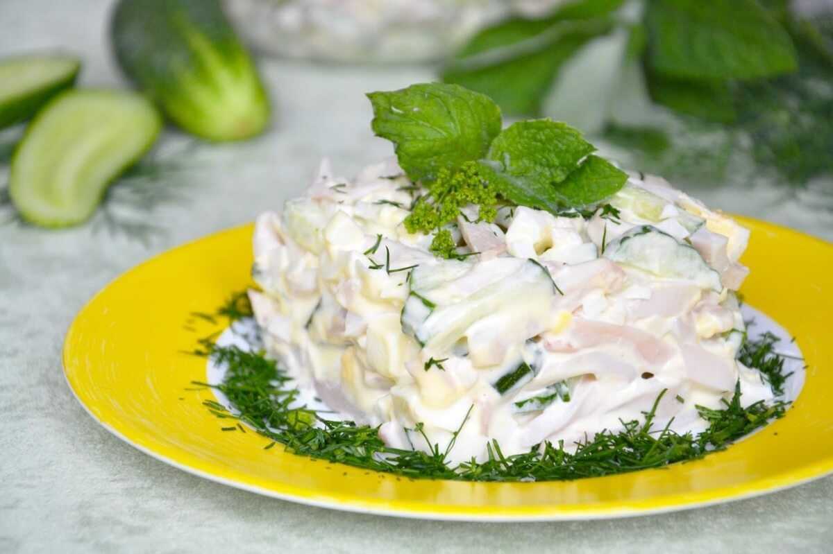 12 пошаговых рецептов салата с кальмарами 2022: самые вкусные и простые с фото