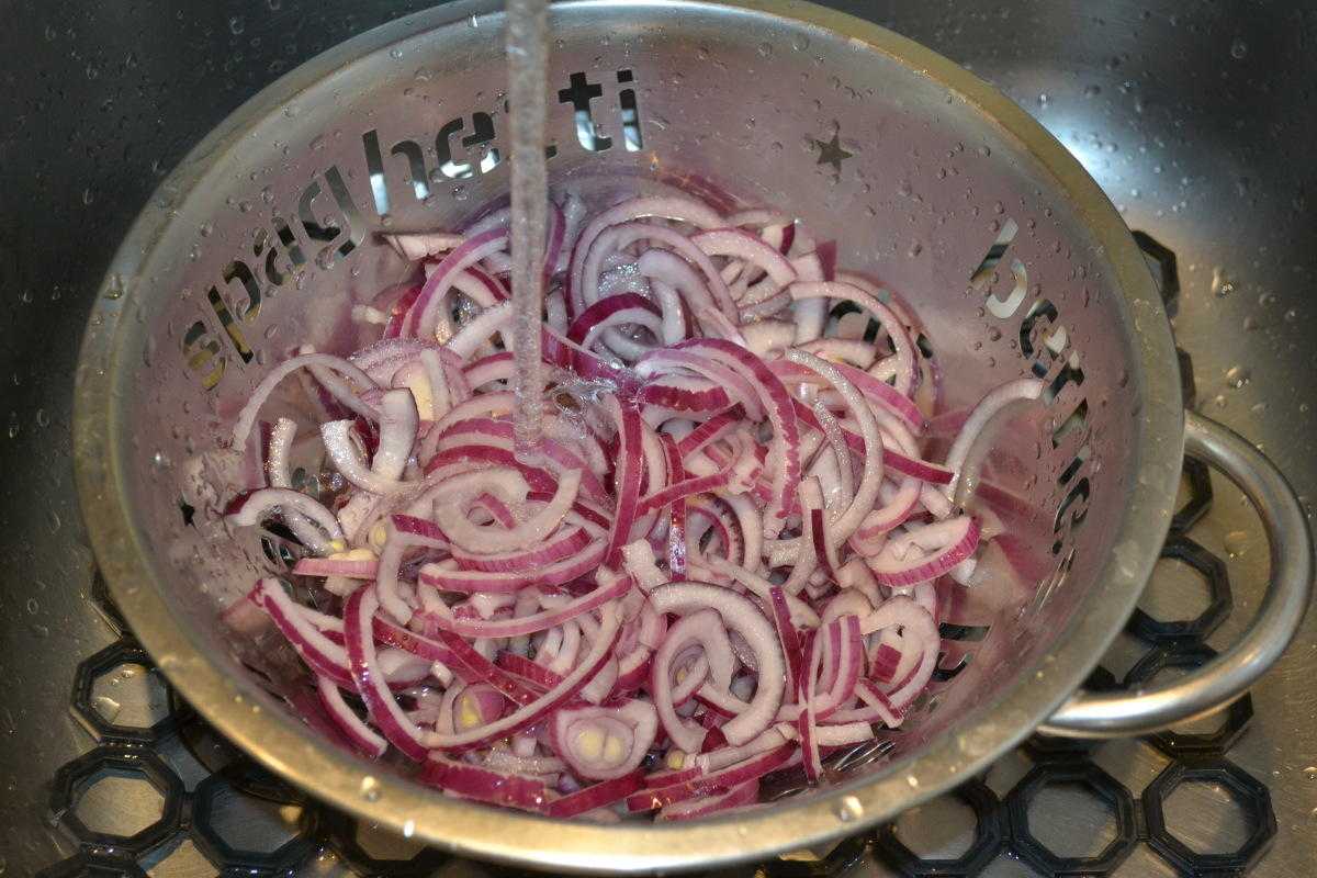 Как убрать горечь. Лук в воде. Что сделать чтобы лук не был горьким. Чтобы лук в салате не горчил. Лук с хвостиком.