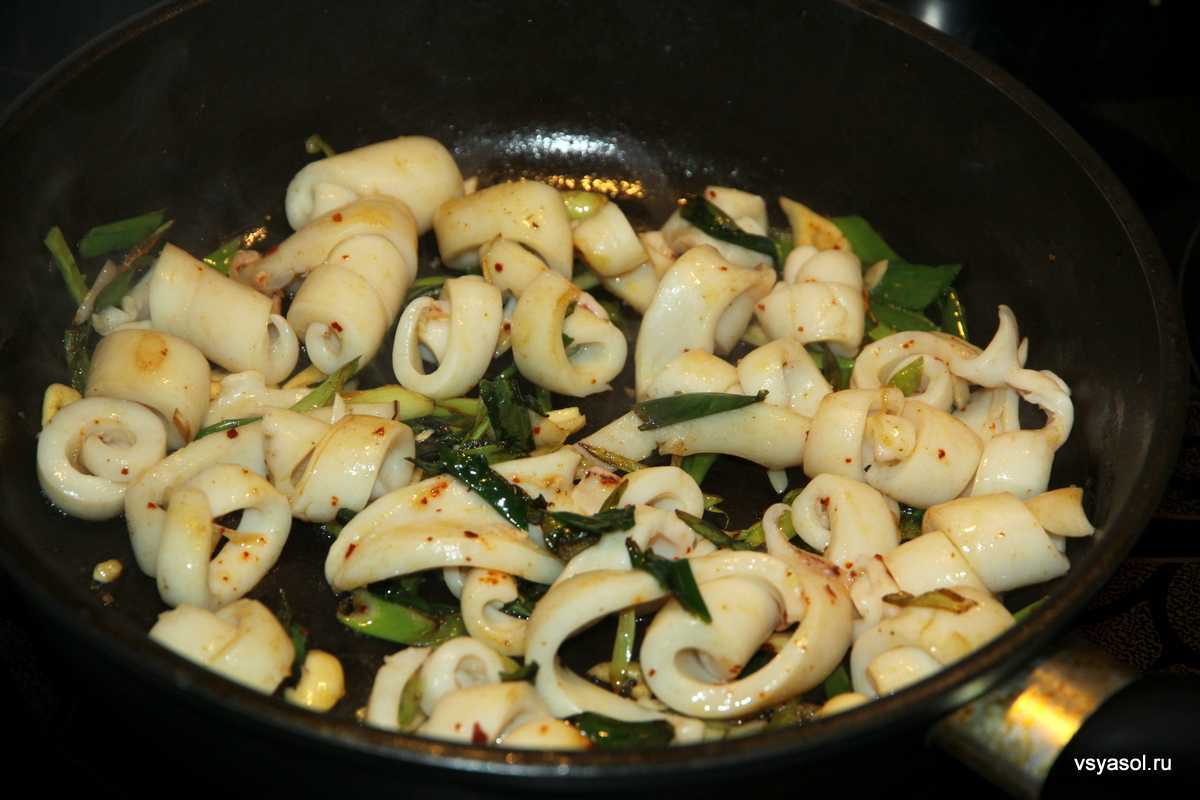 Жареные кальмары на сковороде: 9 простых и вкусных рецептов