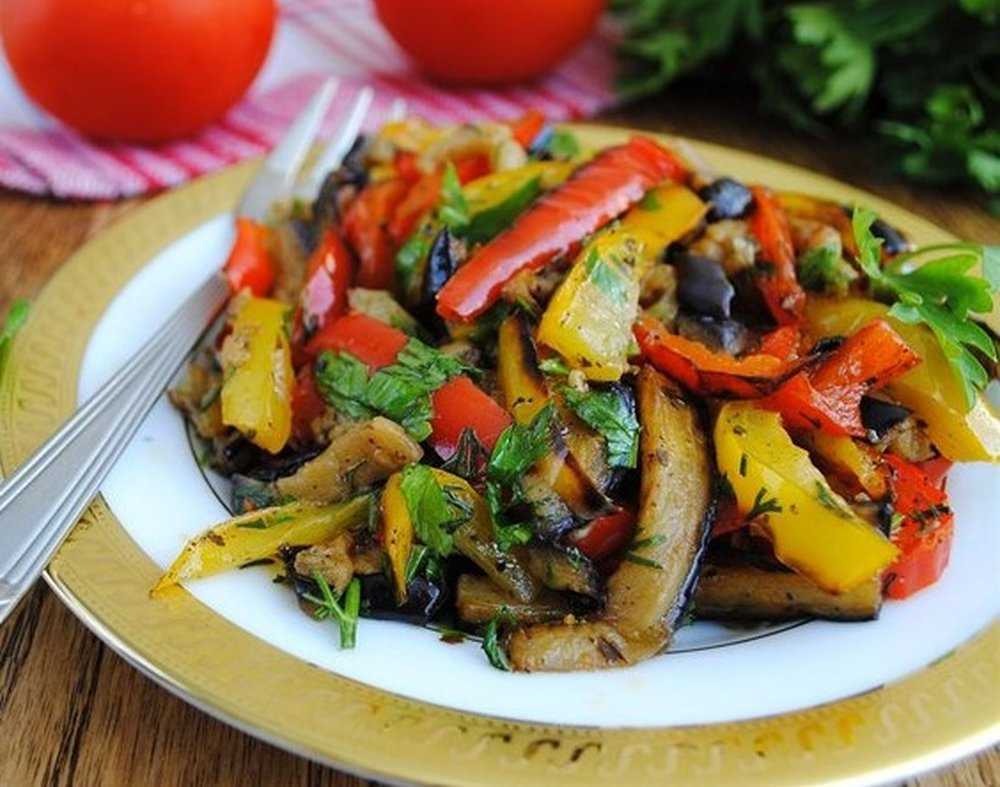 Запечь овощи в духовке кабачки перец. Армянский салат из печеных овощей в духовке. Овощи баклажан. Салат из баклажанов. Теплый салат из баклажанов.