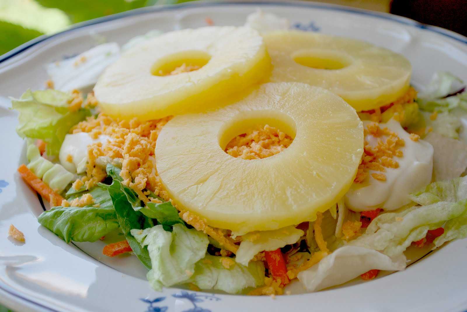 Салат с курицей и ананасами - классические рецепты