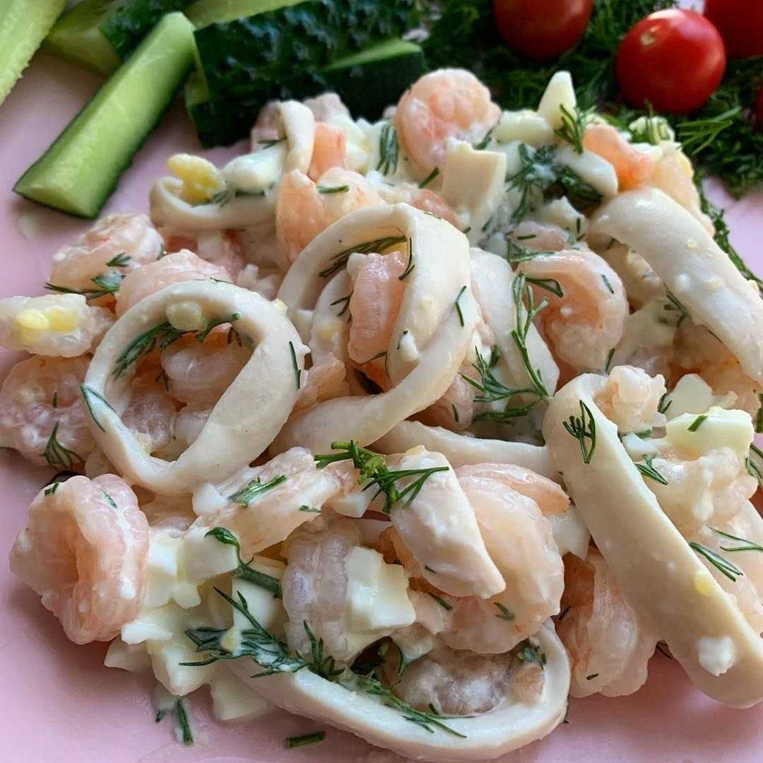 Салат с кальмарами — 7 самых вкусных и простых рецептов салата из кальмаров