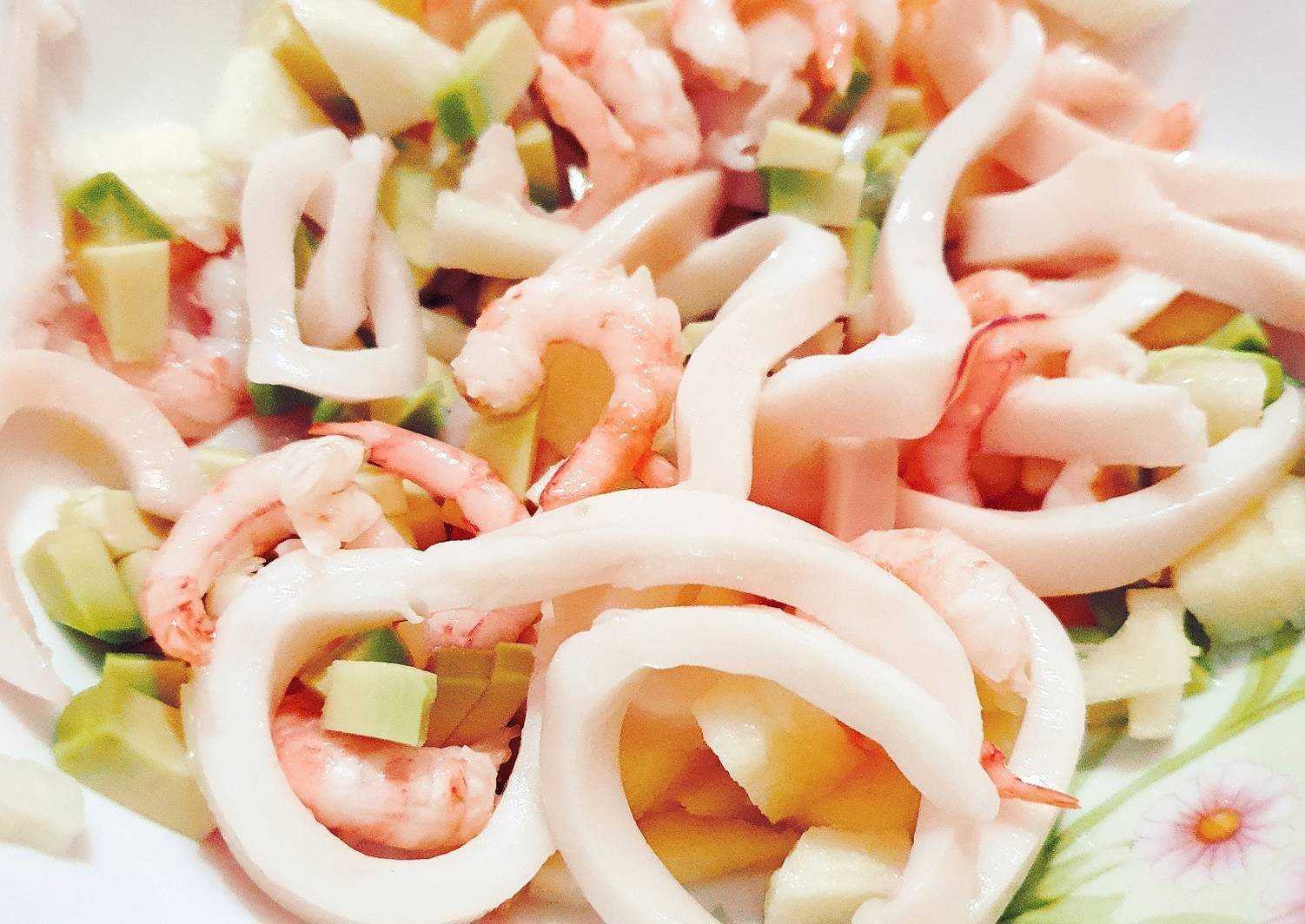 Салат с кальмарами — 13 самых вкусных и простых рецептов