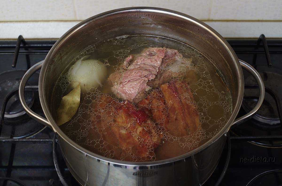 Рецепт приготовления говядины в кастрюле. Мясо в кастрюле. Мясной бульон. Говядина в кастрюле. Бульон с мясом.