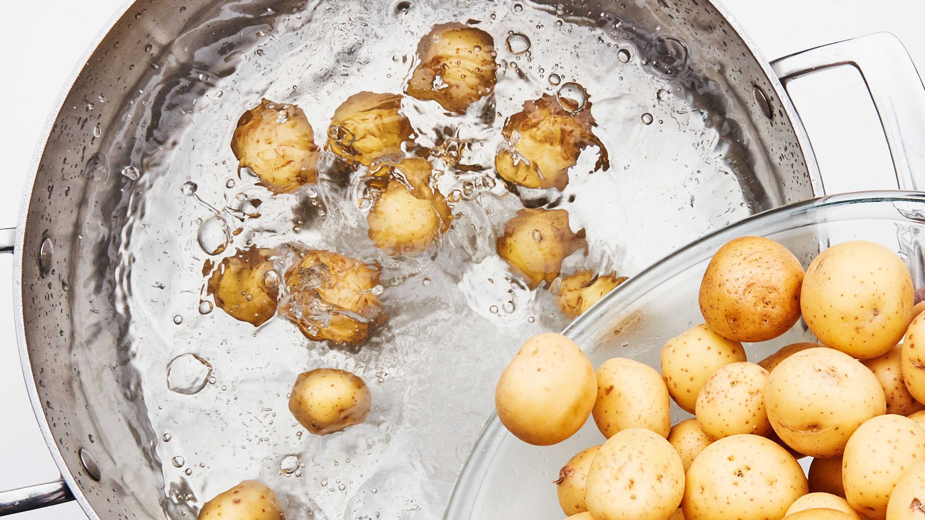 Картошка с водой в кастрюле. Картофель. Картошка в кастрюле. Отварить картофель. Вареная картошка.