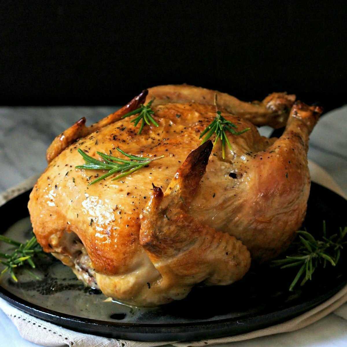Курица в духовке самый простой рецепт. Курочка гриль бройлерная. Курица в духовке. Курица запеченная в духовке. Печёная курица в духовке.
