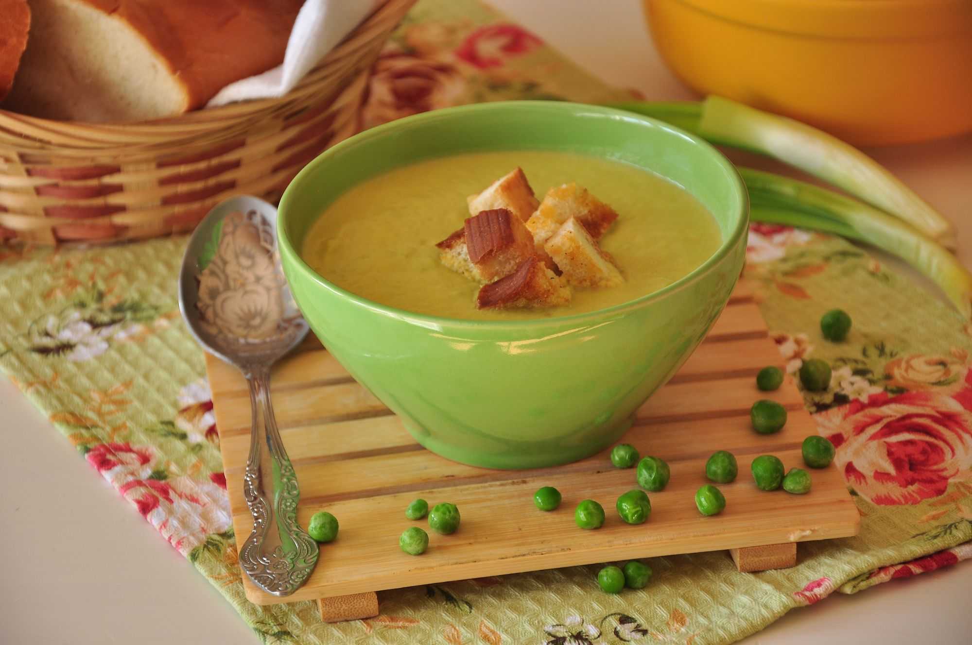 Суп из зеленого гороха. Суп пюре. Овощной суп пюре. Суп с зеленым горошком. Суп пюре с зеленым горошком.