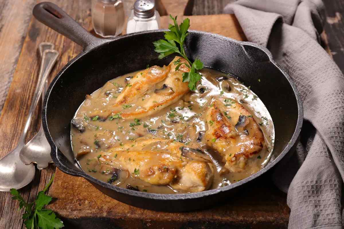 Куриное филе с грибами в сливочном соусе: топ-3 вкусных рецепта