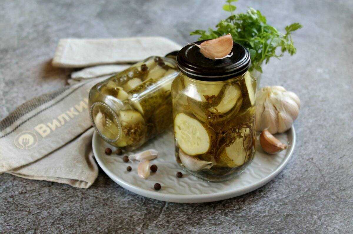 Огурцы маринованные с крыжовником на зиму. Маринованный крыжовник. Огурчики маринованные дольки. Крыжовник маринованный с горчицей. Специи для маринования.
