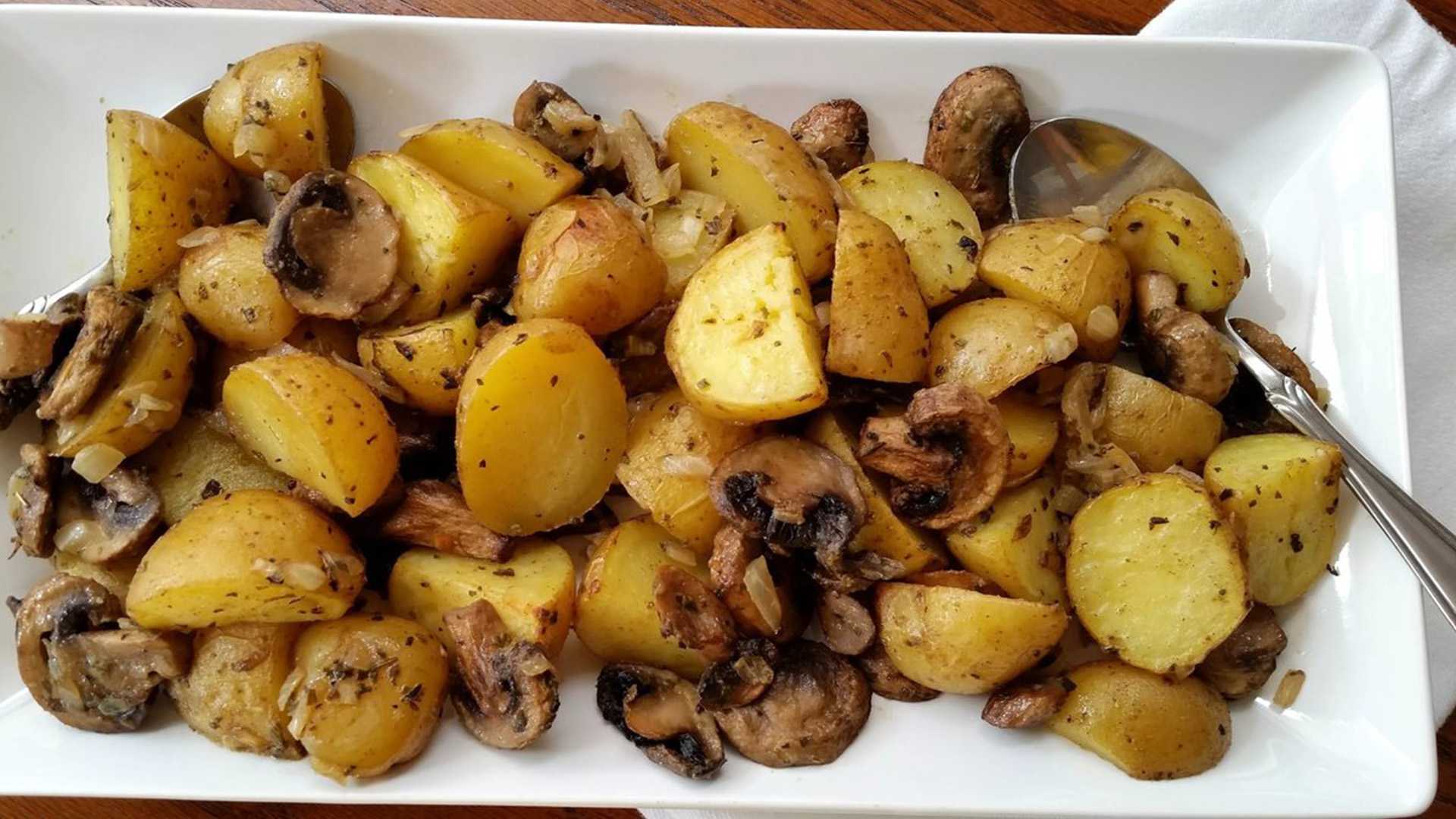 Хорошо картошку с мясом. Картошка с грибами. Картошка с грибами в духовке. Картофель запеченный с грибами. Запеченная картошка с грибами.