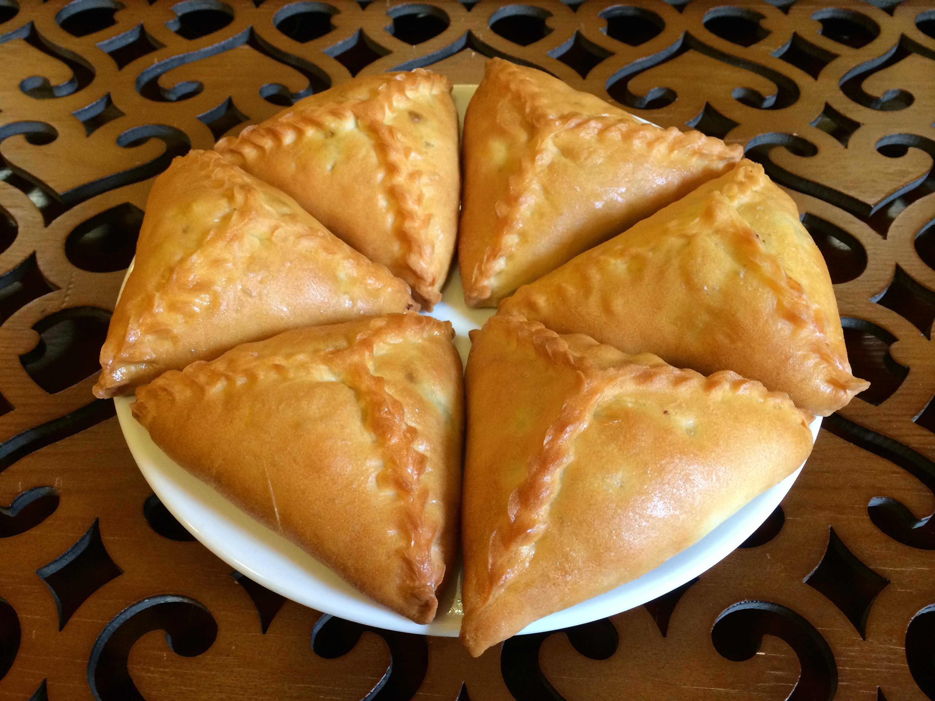 Треугольники с мясом и картошкой или, как еще их называют, эчпочмак – очень вкусные ароматные пирожки, которые готовят татары На самом деле такая выпечка считается их национальным блюдом, поэтому они относятся к ней с особой любовью и нежностью Вот и мы н