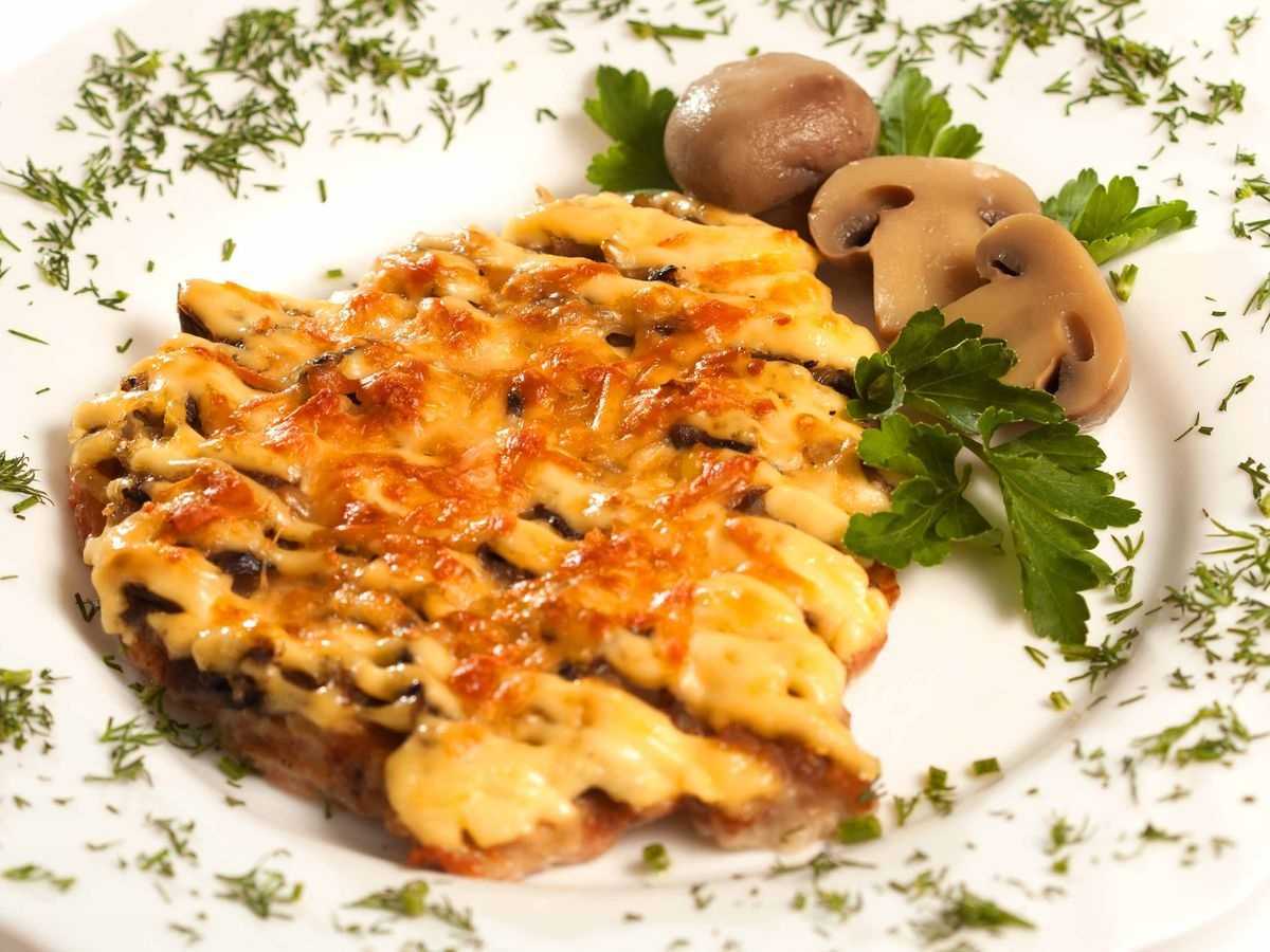 Мясо с грибами и сыром в духовке – прекрасное дополнение к гарниру. лучшие рецепты приготовления мяса с грибами и сыром в духовке