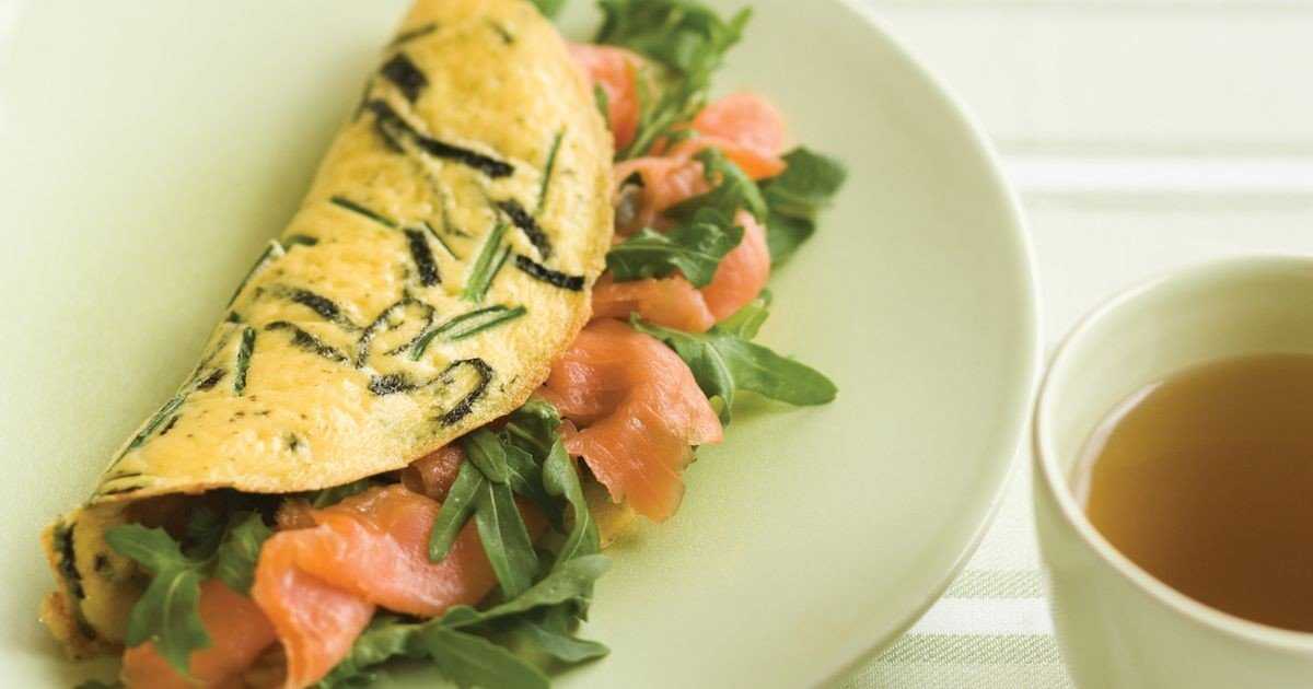 Диетический омлет на завтрак: рецепты с фото, как приготовить пышное блюдо из яиц на сковороде и в духовке с маслом и без | диеты и рецепты