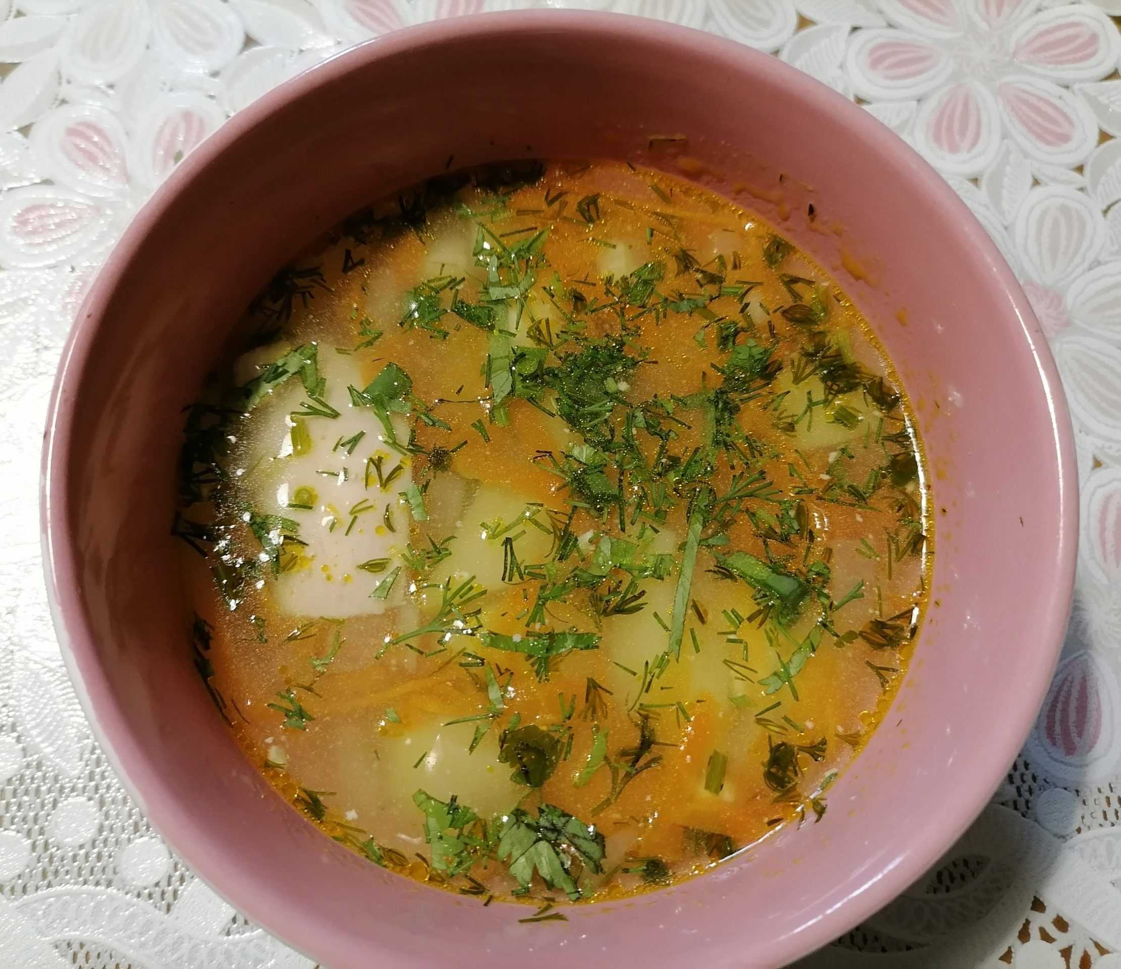 Вкусный суп на бульоне. Вкусный суп на курином бульоне. Суп бульон. Рисовый суп на курином бульоне. Куриный суп с рисом.