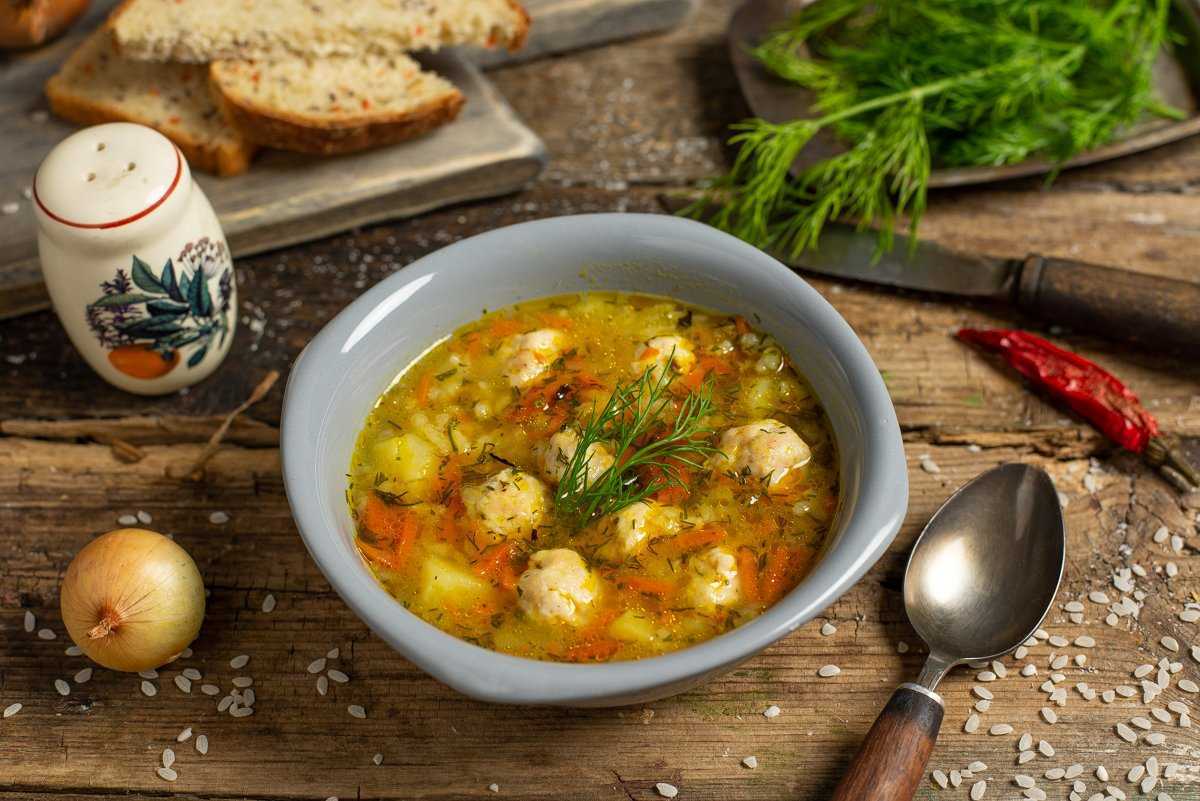 Суп с грибами рисом и картошкой. ТЕФТЕЛЕВЫЙ суп. Фрикадельковый суп. Суп с фрикадельками. Для супа.