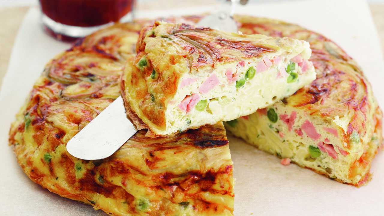 Яичница с помидорами и колбасой — быстрое и вкусное блюдо на завтрак